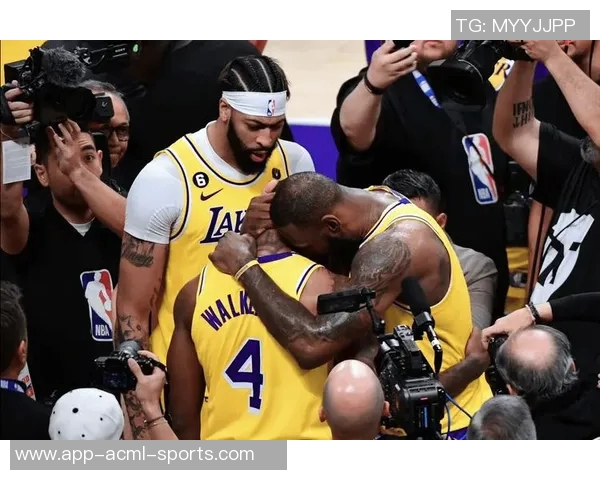 德拉蒙德底角三分出手提前庆祝却意外打铁引发全场哄笑